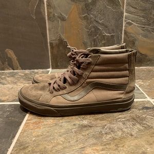 Men’s high top vans. In great shape. Size 9